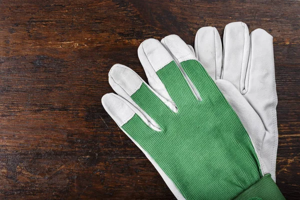 Чистые Рабочие Перчатки Зеленого Цвета Белыми Кожаными Вставками Деревянной Спинке — стоковое фото