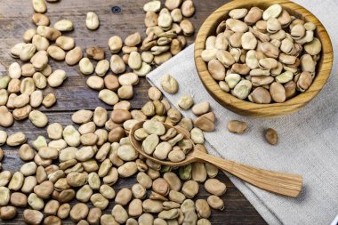 ahşap bir zemin üzerine bir kaşık kuru fasulye. tex için alan