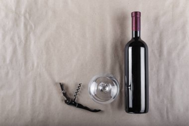 bir şişe şarap bir bardak ve bir tirbuşon kraft kağıt arka plan üzerinde. tex için alan