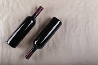 iki şişe şarap kraft kağıt arka plan üzerinde. tex için alan