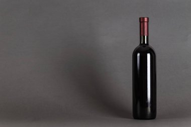 siyah bir zemin üzerine şarap şişesi. tex için alan