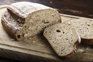 Ev yapımı siyah ekmek yakın çekim bir ahşap arka plan üzerine dilimlenmiş. metin için yer