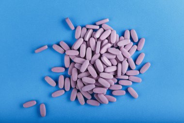 pembe hap masanın üzerine dağılmış. Vitamin bağışıklık sistemini güçlendirmek. tex için alan