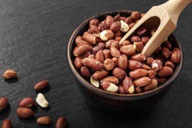 siyah bir zemin üzerine soyulmuş fıstık. tex için alan