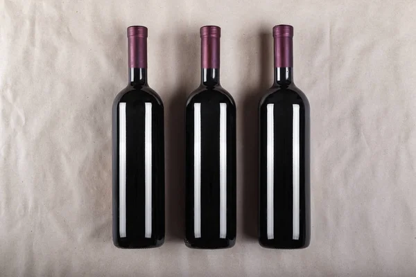 Drei Flaschen Wein Auf Dem Hintergrund Von Kraftpapier Raum Für — Stockfoto