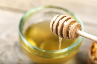 bir kaşık bal için bir plaka yakın çekim tatlım. tex için alan