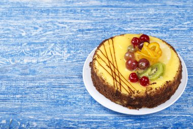 meyveli kek çilek ahşap bir tablo ile. tex için alan