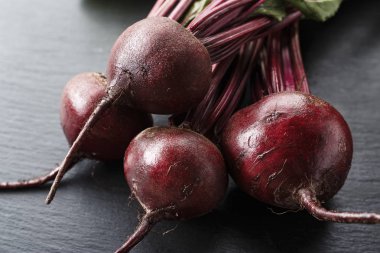 Bütün genç pancar başında masaya siyah bir arka plan ile. tex için alan