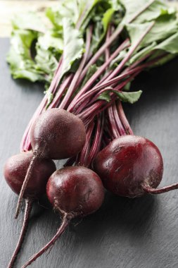 Bütün genç pancar başında masaya siyah bir arka plan ile. tex için alan