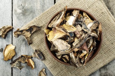 çuval bezi üzerinde ahşap arka plan üzerinde Kurutulmuş mantar. tex için alan