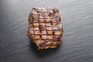 siyah bir arka plan üzerinde ızgara sığır eti biftek. tex için alan