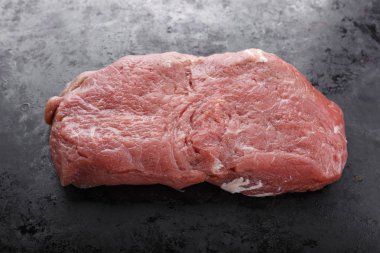 siyah bir arka plan üzerinde ham taze Dana biftek. tex için alan