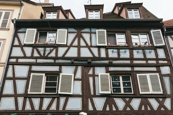 cephe ile eski evinde panjurlar ile pencere eşiği. Tencere cam kenarında çiçeklerin