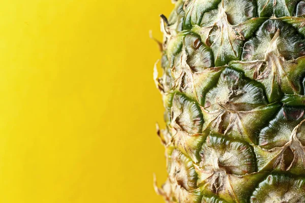 Piña Cáscara Primer Plano Sobre Fondo Brillante Espacio Frutas Tropicales — Foto de Stock