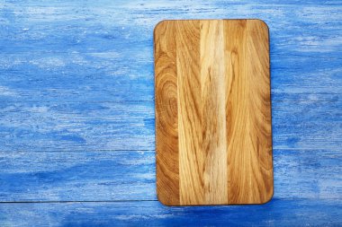 Dikdörtgen planlı ahşap kesme tahtası masanın üzerinde. tex için alan