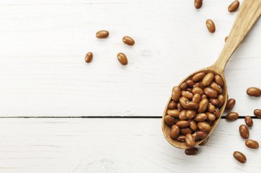 bir tahta kaşık ahşap bir adam üzerinde kahverengi ham fasulye