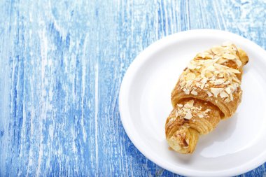 masaya bir tabak taze kruvasan. geleneksel Fransız breakfas