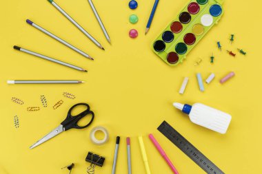 sarı bir arka plan üzerinde çalışmaya okul malzemeleri. tex için alan