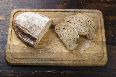 Ev yapımı siyah ekmek yakın çekim bir ahşap arka plan üzerine dilimlenmiş. metin için yer