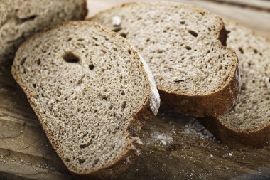 Ev yapımı siyah ekmek yakın çekim bir ahşap arka plan üzerine dilimlenmiş. metin için yer