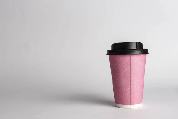 Taza Cartón Rosa Para Café Con Tapa Sobre Fondo Blanco — Foto de Stock