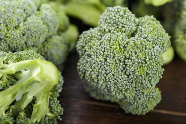 Ahşap arka plan üzerinde taze Brokoli lahana. çiçeklenme açıkça görünür dokusuna. tex için alan