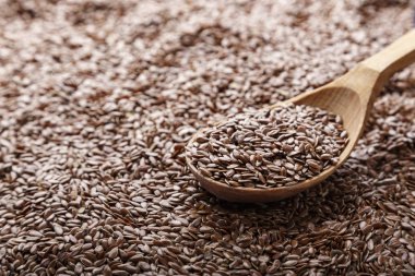 içinde bir kaşık keten tohumu