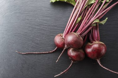 Bütün genç pancar başında masaya siyah bir arka plan ile. tex için alan