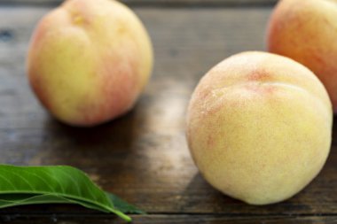 Olgun çiftçi hasat bir tablo yakın çekim şeftali. tex için alan