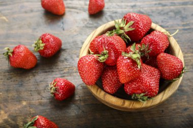 çilek masada ahşap bir tabak içinde. tex için alan