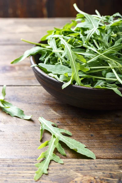 Salada Arugula Fresca Uma Placa Barro Mesa Espaço Para Tex — Fotografia de Stock