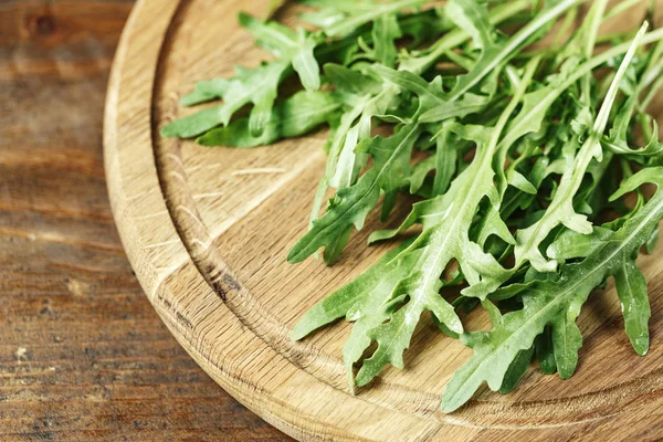 Frische Rucola Aus Nächster Nähe Auf Einem Runden Schneidebrett Traditionelle — Stockfoto