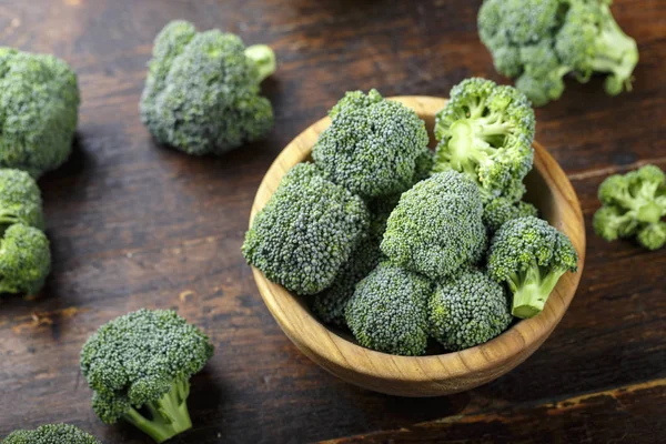 Broccoli Proaspăt Într Farfurie Masă Lemn Spațiu Pentru Tex — Fotografie, imagine de stoc