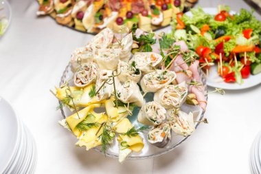 Et ve deniz ürünleri büfesi masada çeşitli atıştırmalıklar. Doğum günü kutlaması bir restoranda. caterin