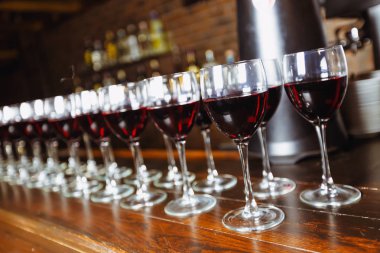 Gözlük ile kırmızı şarap çubuğunun üzerinde sıralanır. Drin hoş geldiniz