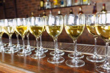 bardak beyaz şarap çubuğunun üzerinde sıralanır. Drin hoş geldiniz