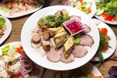 etli antipasti meze. restauran tablo farklı şenlikli yemekler