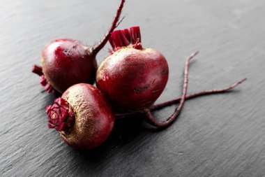 Genç pancar hasat başında siyah bir arka plan olmadan. tex için alan