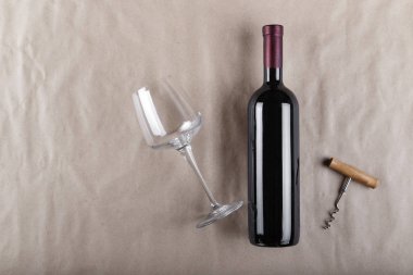 bir şişe şarap bir bardak ve bir tirbuşon kraft kağıt arka plan üzerinde. tex için alan