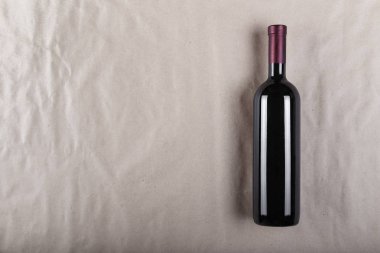 Kraft Kağıt arka plan üzerinde şarap şişesi. tex için alan