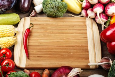 sebze arka plan bahar. ahşap bir domuz üstünde belgili tanımlık merkez metinde yer