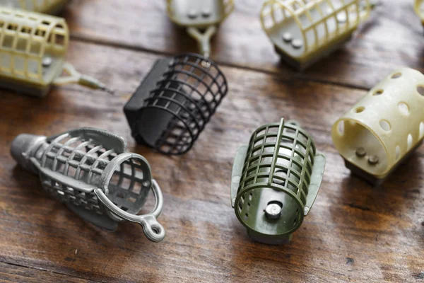 Bir ahşap tahta üzerinde Besleyici balıkçılık için gerekli aksesuarlar. Besleyici besleyiciler yan görünüm. 