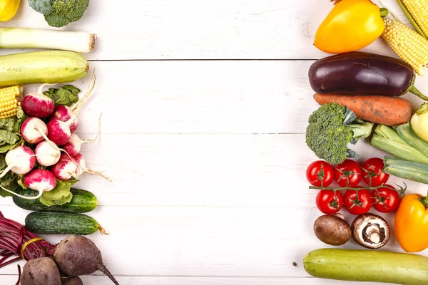 Fondo Verduras Primavera Lugar Para Texto Centro Jabalí Madera Blanca — Foto de Stock