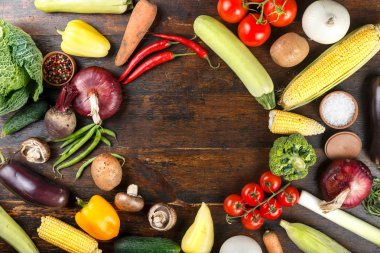 Yaz taze sebze ahşap arka plan üzerinde ayarlayın. tex için alan