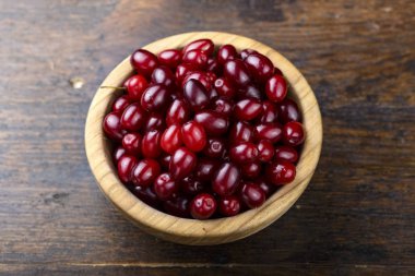 bir plaka üzerinde bir kahverengi ahşap adam ham taze kızamık meyveleri