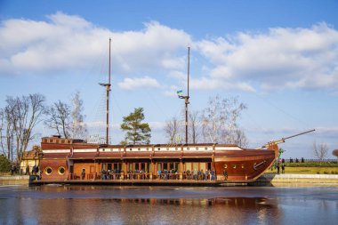 ahşap gemi Galleon parkta Mezhyhirya. Ukrayna eski Başkan'ların evi. Ukrayna, Kiev. 24 Şubat 201