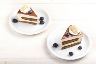 bir dilim kek krem katmanlar üzerinde bir daire ve taze blueberrie