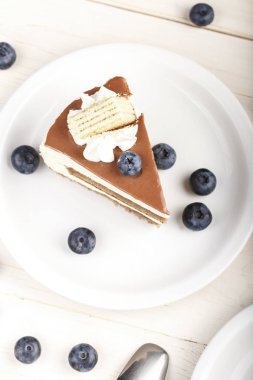 bir dilim kek krem katmanlar üzerinde bir daire ve taze blueberrie