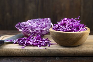 masaya bir tabak içinde ince kıyılmış mor lahana. taze vitamini sala