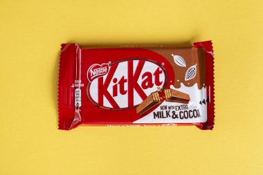 Ukrayna, Kiev 29 Mart 2018. Kit Kat beyaz zemin üzerine çikolata bar. Barlar Kit Kat Nestle firması tarafından üretilen.
